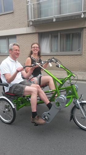 Een doofblinde fietst met zijn persoonlijke assistent op een duofiets.